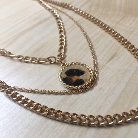 Gold layered necklace with cheetah print pendant - Picture 1 of 1